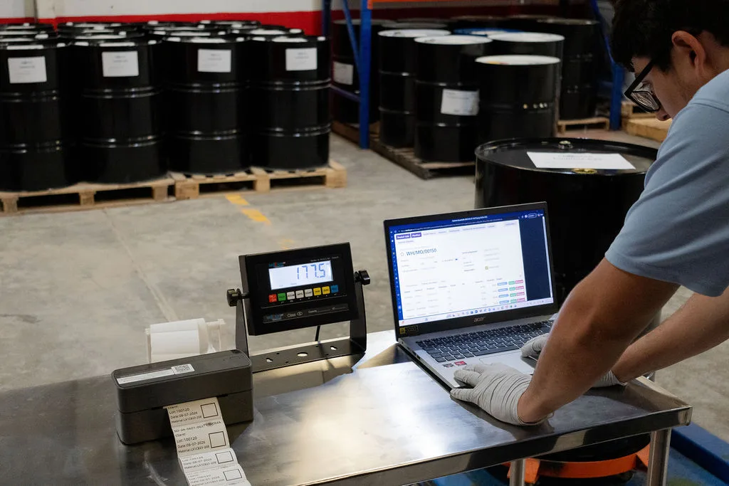 Batch weighing station with scale and production software on the Proxima plant floor