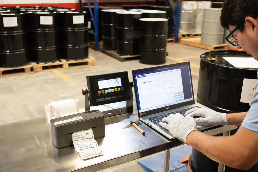 Batch weighing station with traceability software