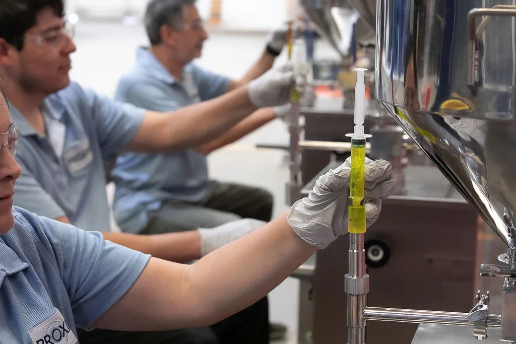 Filling team producing syringe units